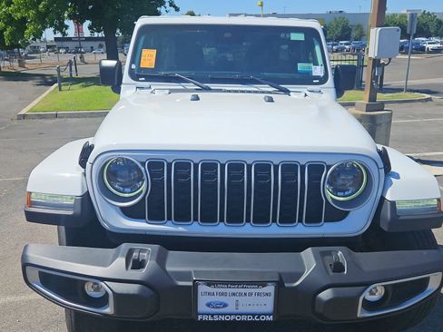 Used 2025 Jeep Wrangler Unlimited Sahara AWD/4WD image 4