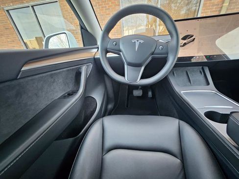 Used 2025 Tesla Model Y Long Range image 2