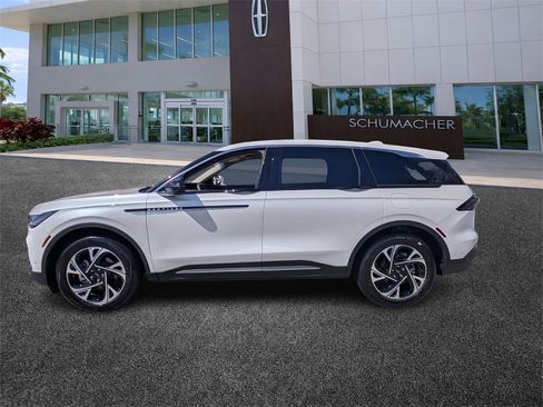 Used 2024 Lincoln Nautilus Premier image 4