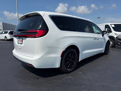 Used 2026 Chrysler Pacifica Select FWD image 8