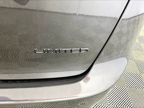 Used 2020 Chrysler Pacifica Limited w/ Advanced Safetytec Group FWD image 14