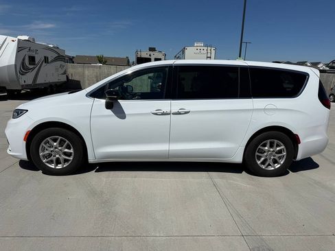 Used 2024 Chrysler Pacifica Touring FWD image 6