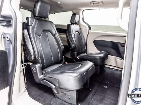 Used 2020 Chrysler Pacifica Touring-L image 36