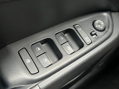 Used 2023 Hyundai Venue Limited image 39