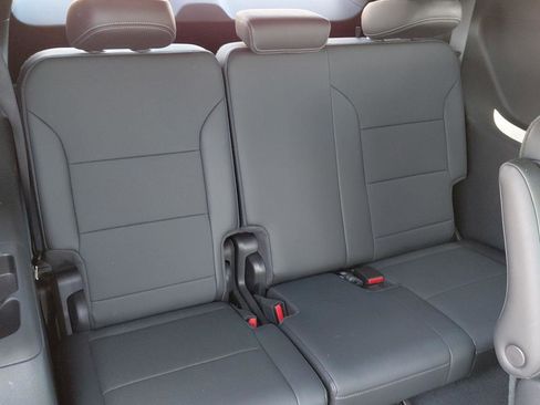 Used 2025 Buick Enclave Preferred AWD/4WD image 18