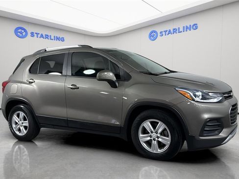 Used 2021 Chevrolet Trax LT w/ LT Convenience Package image 12