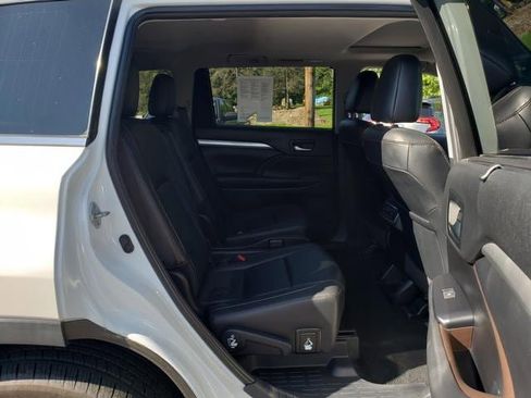 Used 2019 Toyota Highlander AWD V6 image 14
