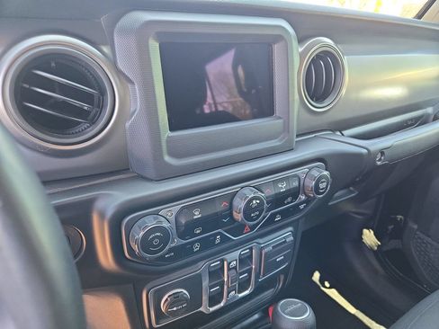 Used 2021 Jeep Gladiator Sport AWD/4WD image 9