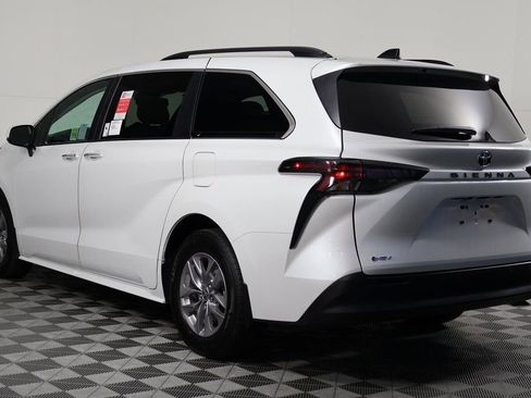 Used 2026 Toyota Sienna XLE FWD image 6