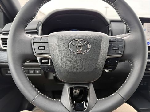 Used 2025 Toyota Camry SE image 25