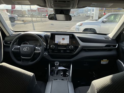Used 2023 Toyota Highlander LE image 18