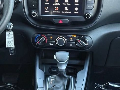 Used 2025 Kia Soul LX w/ LX Technology Package FWD image 19