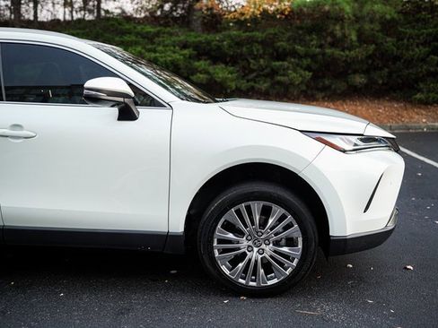 Used 2022 Toyota Venza XLE image 11