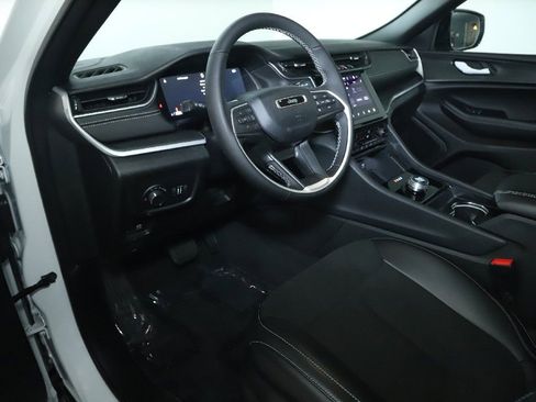Used 2025 Jeep Grand Cherokee 4WD image 17