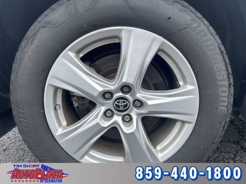 Used 2024 Toyota Highlander LE AWD/4WD image 5