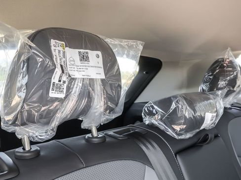 Used 2025 Volkswagen Tiguan SE image 31