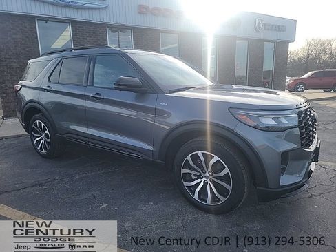 Used 2025 Ford Explorer ST-Line AWD/4WD image 7