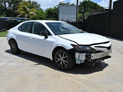 Used 2022 Toyota Camry SE FWD image 2