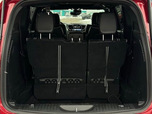 Used 2025 Chrysler Pacifica Limited image 10