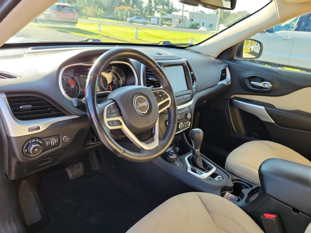 Used 2017 Jeep Cherokee Latitude w/ Comfort/Convenience Group AWD/4WD image 23