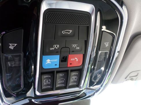 Used 2023 Jeep Grand Cherokee Overland AWD/4WD image 30
