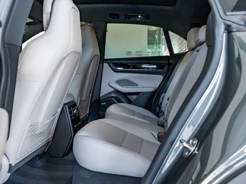 Certified 2025 Porsche Macan 4S Electric AWD/4WD image 23