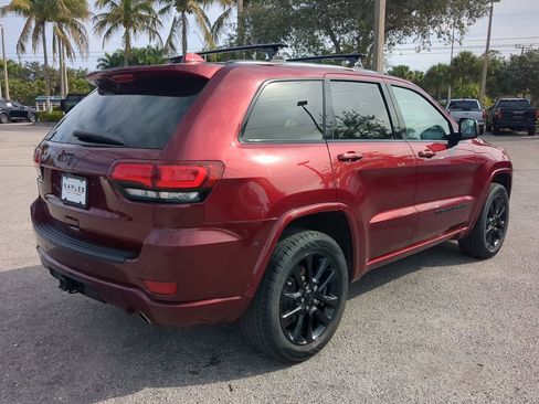 Used 2022 Jeep Grand Cherokee Laredo X image 5