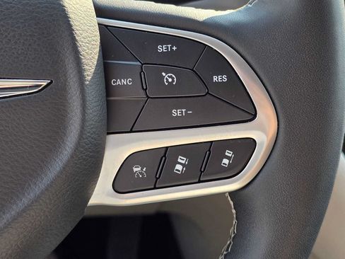 Used 2024 Chrysler Pacifica Limited FWD image 35