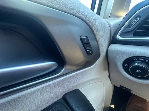 Used 2023 Chrysler Pacifica Touring-L FWD image 15