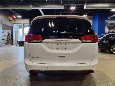 Used 2018 Chrysler Pacifica Touring Plus w/ Tire & Wheel Group image 6