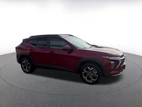 Used 2025 Chevrolet Trax LT FWD image 2