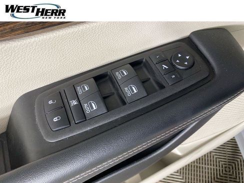 Used 2023 Chrysler Pacifica Limited FWD image 38