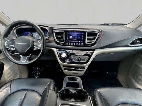 Used 2018 Chrysler Pacifica Touring-L Plus FWD image 7
