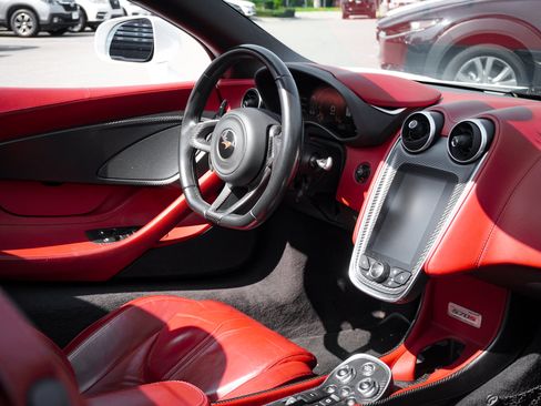 Used 2018 McLaren 570S Spider RWD image 30