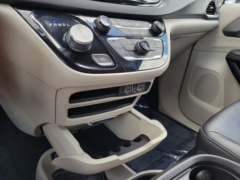 Used 2024 Chrysler Pacifica Touring-L FWD image 27