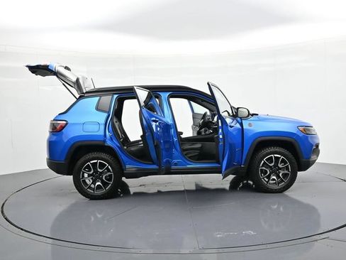 Used 2025 Jeep Compass Trailhawk AWD/4WD image 21
