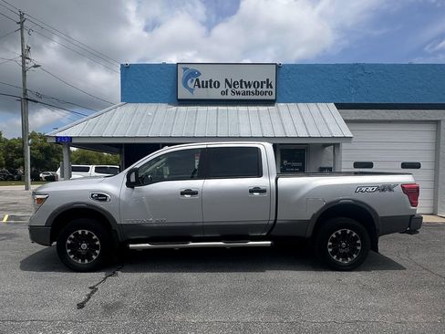 Used 2019 Nissan Titan PRO-4X w/ Pro-4x Convenience Package AWD/4WD image 7