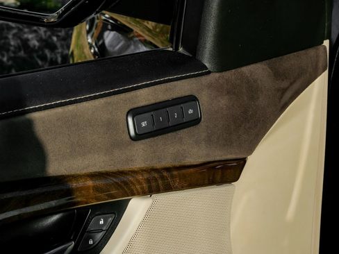 Used 2019 Cadillac Escalade ESV Premium Luxury AWD/4WD image 47
