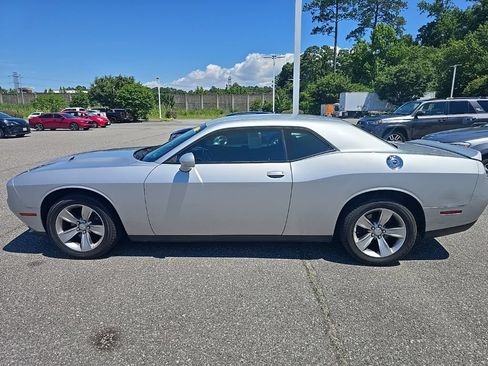 Used 2020 Dodge Challenger SXT RWD image 8