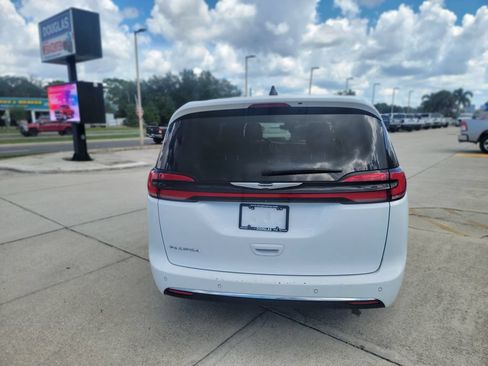 Used 2025 Chrysler Pacifica Select FWD image 4