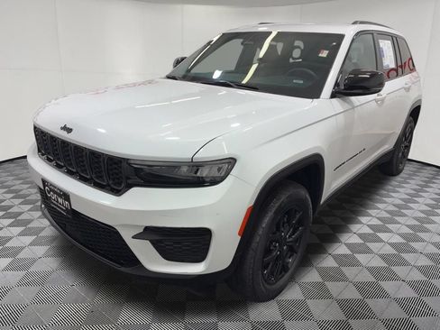 Used 2025 Jeep Grand Cherokee Altitude AWD/4WD image 3