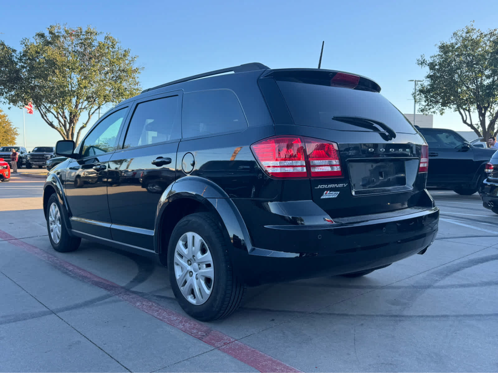 Used 2020 Dodge Journey SE FWD image 2