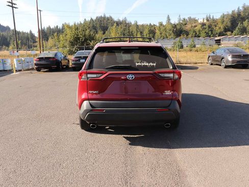 Used 2020 Toyota RAV4 XLE w/ Carpet Mat Package AWD/4WD image 6