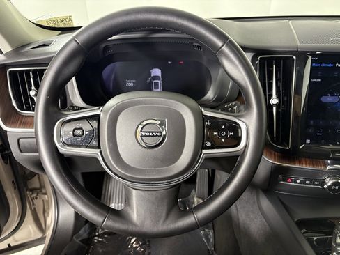 Used 2023 Volvo XC60 B5 Plus image 22