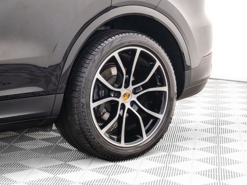 Certified 2023 Porsche Cayenne Platinum Edition image 34