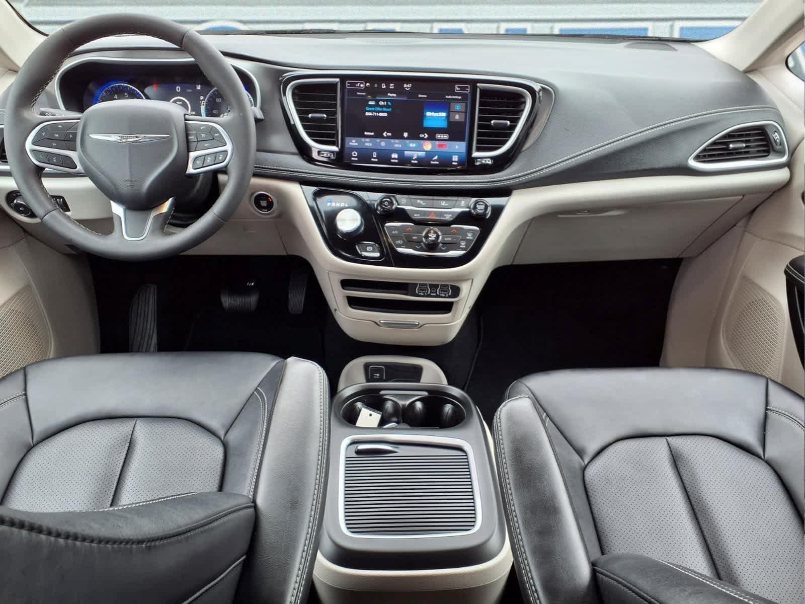 Used 2024 Chrysler Pacifica Touring-L FWD image 12