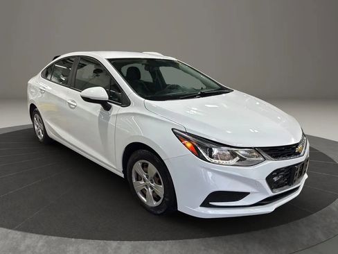 Used 2018 Chevrolet Cruze LS image 3