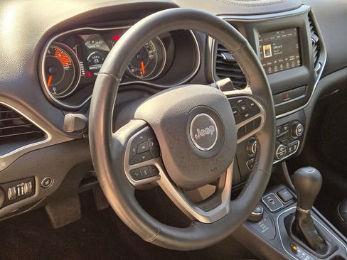 Used 2019 Jeep Cherokee Latitude Plus w/ Comfort/Convenience Group AWD/4WD image 23