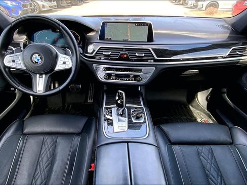 Used 2021 BMW 750i xDrive w/ Executive Package image 14