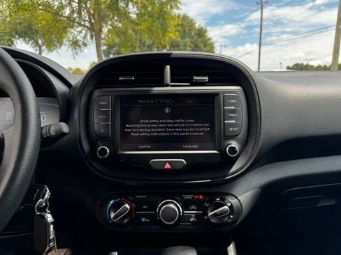 Used 2025 Kia Soul LX w/ LX Technology Package FWD image 26
